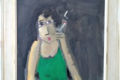Mujer fumando con vestido verde